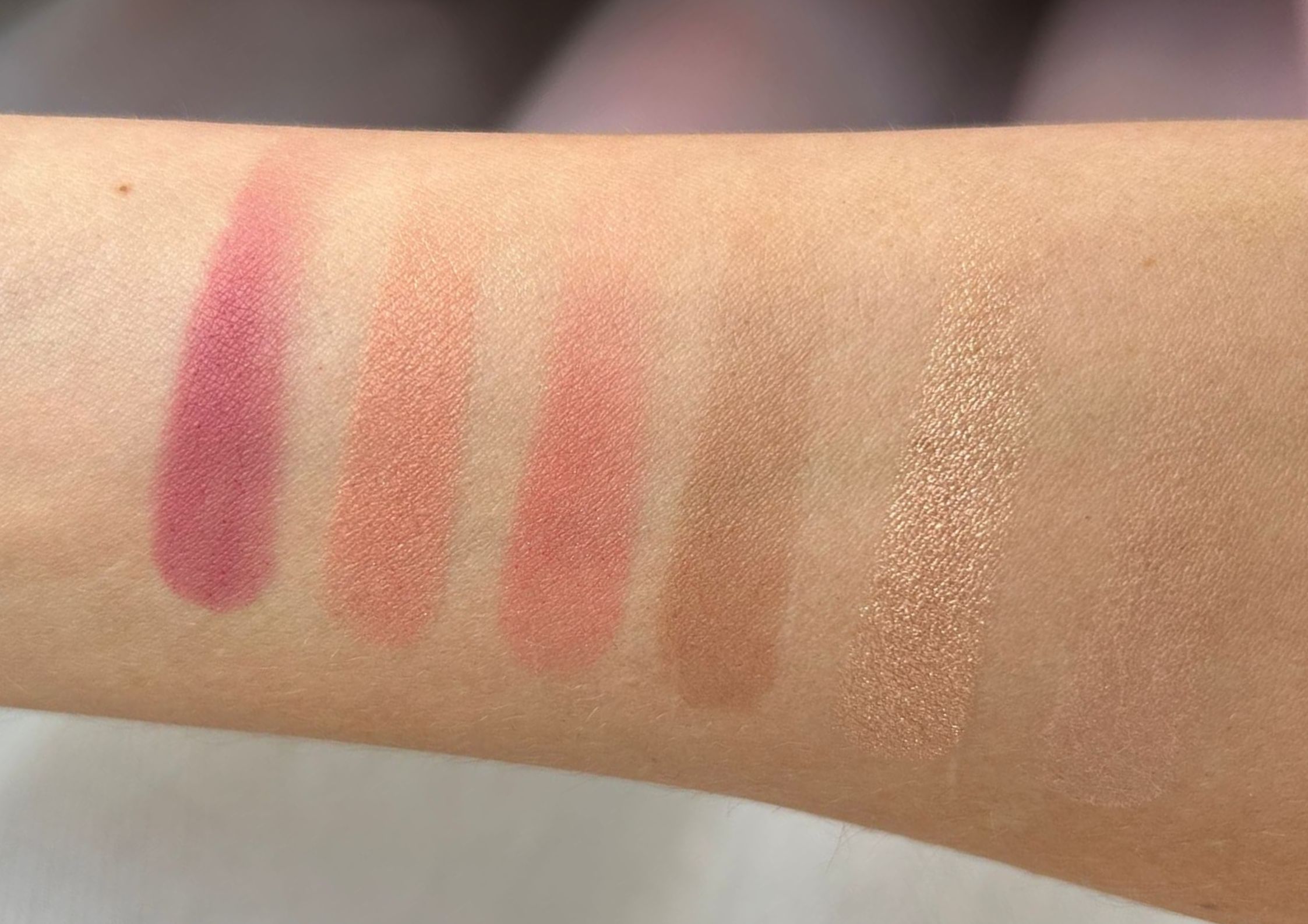 Hourglass Swan Ambient Lighting Unlocked Palette swatches Hourglass Swan Ambient Lighting Unlocked Palette swatches